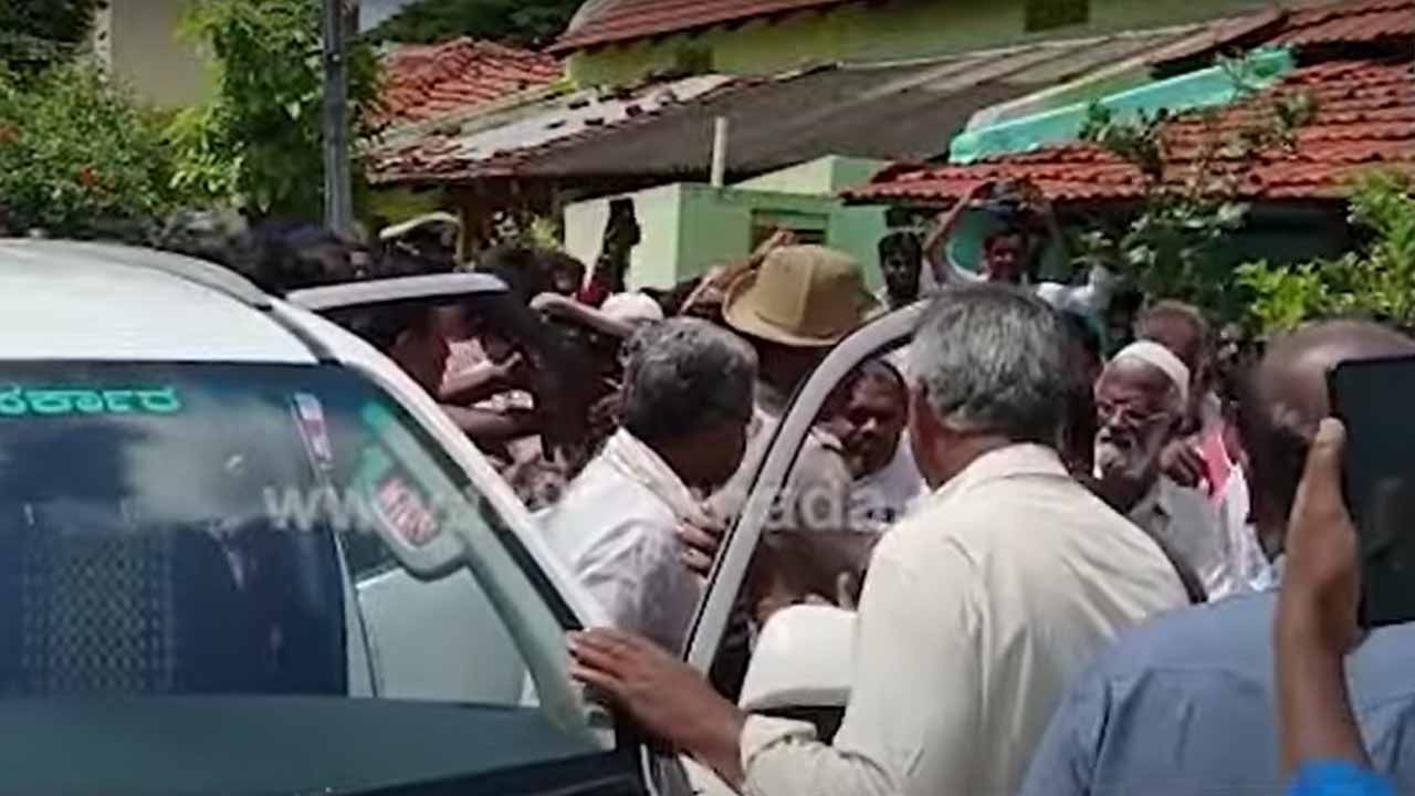 ಮಳವಳ್ಳಿ ಬಾಲಕಿಯ ಮನೆಗೆ ವಿರೋಧ ಪಕ್ಷದ ನಾಯಕ ಸಿದ್ದರಾಮಯ್ಯ ಭೇಟಿ ನೀಡಿ ಕುಟುಂಬವನ್ನು ಸಂತೈಸಿದರು