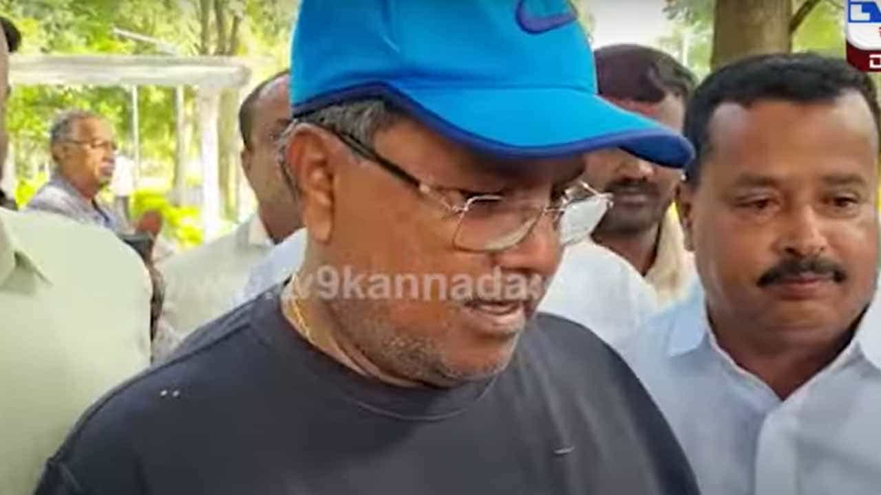 ಕೋಲಾರದ ಕಾರ್ಯಕರ್ತರು ಮೈಸೂರಲ್ಲಿ ಸಿದ್ದರಾಮಯ್ಯರನ್ನು ಭೇಟಿಯಾದಾಗ ಅವರು ಟ್ರ್ಯಾಕ್ ಸೂಟ್ ಧರಿಸಿ ಪಾರ್ಕ್ನಲ್ಲಿ ವಾಕ್ ಮಾಡುತ್ತಿದ್ದರು! ಕೋಲಾರದ ಕಾರ್ಯಕರ್ತರು ಮೈಸೂರಲ್ಲಿ ಸಿದ್ದರಾಮಯ್ಯರನ್ನು ಭೇಟಿಯಾದಾಗ ಅವರು ಟ್ರ್ಯಾಕ್ ಸೂಟ್ ಧರಿಸಿ ಪಾರ್ಕ್ನಲ್ಲಿ ವಾಕ್ ಮಾಡುತ್ತಿದ್ದರು!