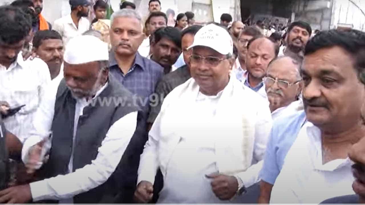 ಭಾರತ್ ಜೋಡೋ ಯಾತ್ರೆಯಲ್ಲಿ ಕಾಂಗ್ರೆಸ್ ನಾಯಕ ಸಿದ್ದರಾಮಯ್ಯ ಭರ್ಜರಿ ನೃತ್ಯ ! ಭಾರತ್ ಜೋಡೋ ಯಾತ್ರೆಯಲ್ಲಿ ಕಾಂಗ್ರೆಸ್ ನಾಯಕ ಸಿದ್ದರಾಮಯ್ಯ ಭರ್ಜರಿ ನೃತ್ಯ !