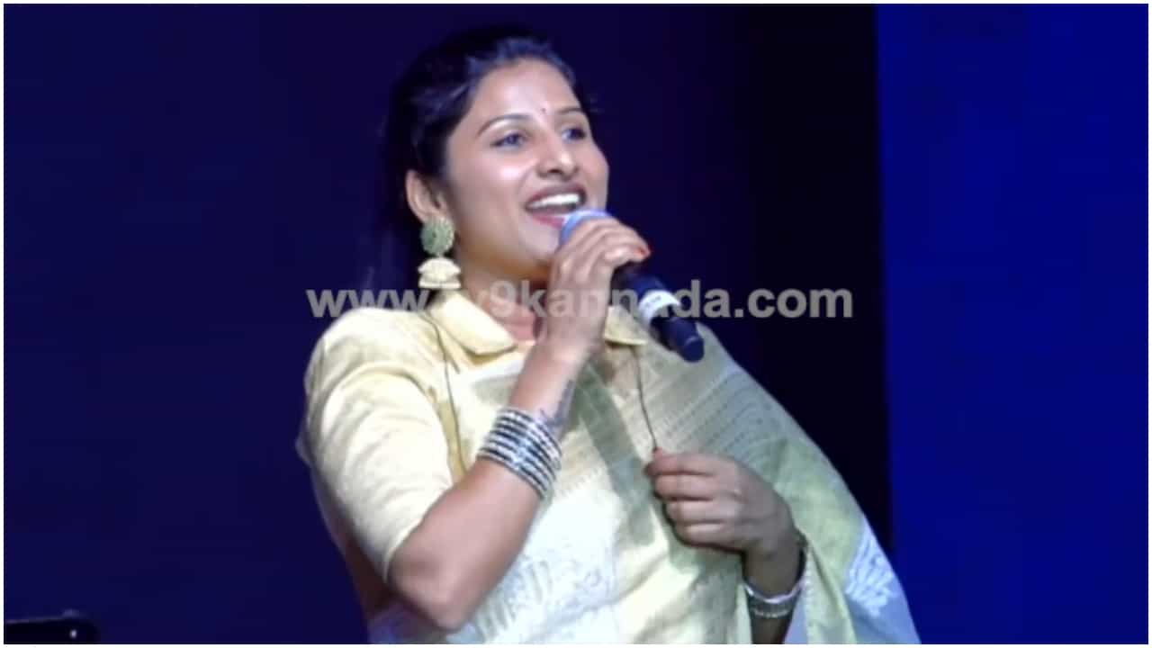 Mangli: ಮೈಸೂರಿಗೆ ಬಂದು ‘ಕನ್ನಡ ನನಗೆ ಎರಡನೇ ಮನೆ’ ಎಂದು ತೆಲುಗಿನಲ್ಲೇ ಹೇಳಿದ ಗಾಯಕಿ ಮಂಗ್ಲಿ Mangli: ಮೈಸೂರಿಗೆ ಬಂದು ‘ಕನ್ನಡ ನನಗೆ ಎರಡನೇ ಮನೆ’ ಎಂದು ತೆಲುಗಿನಲ್ಲೇ ಹೇಳಿದ ಗಾಯಕಿ ಮಂಗ್ಲಿ