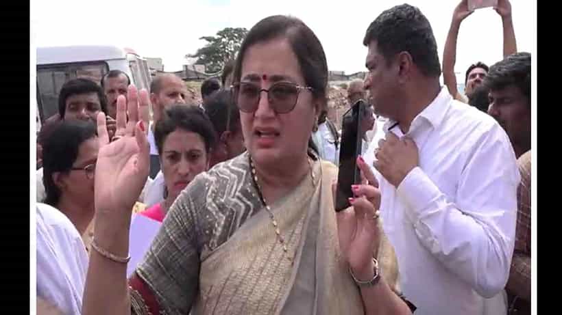 Mandya News: ಹೆದ್ದಾರಿ ಪ್ರಾಧಿಕಾರದ ಅಧಿಕಾರಿಗೆ ಸಂಸದೆ ಸುಮಲತಾ ತರಾಟೆ, ಜೆಡಿಎಸ್ ಶಾಸಕರಿಗೆ ಮತ್ತೊಮ್ಮೆ ಪಂಥಾಹ್ವಾನ