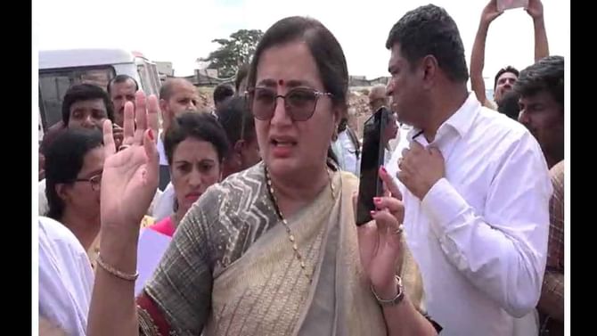 Mandya News: ಹೆದ್ದಾರಿ ಪ್ರಾಧಿಕಾರದ ಅಧಿಕಾರಿಗೆ ಸಂಸದೆ ಸುಮಲತಾ ತರಾಟೆ, ಜೆಡಿಎಸ್ ಶಾಸಕರಿಗೆ ಮತ್ತೊಮ್ಮೆ ಪಂಥಾಹ್ವಾನ Mandya News: ಹೆದ್ದಾರಿ ಪ್ರಾಧಿಕಾರದ ಅಧಿಕಾರಿಗೆ ಸಂಸದೆ ಸುಮಲತಾ ತರಾಟೆ, ಜೆಡಿಎಸ್ ಶಾಸಕರಿಗೆ ಮತ್ತೊಮ್ಮೆ ಪಂಥಾಹ್ವಾನ