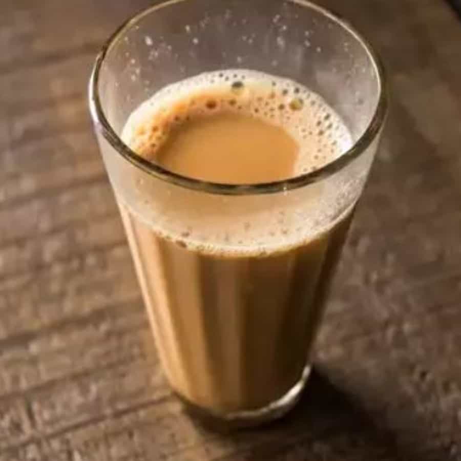 1. ನಿಮ್ಮ ಗ್ರೀನ್ ಟೀಯಲ್ಲಿ ಪ್ಲಾಸ್ಟಿಕ್ ಇದೆ! ಏನು? ಅದು ಹೇಗೆ ಸಾಧ್ಯ?: ಮೆಕ್ಗಿಲ್ ವಿಶ್ವವಿದ್ಯಾನಿಲಯದಲ್ಲಿ ನಡೆದ ಸಂಶೋಧನೆಯ ಪ್ರಕಾರ, ಒಂದು ಪ್ಲಾಸ್ಟಿಕ್ ಟೀ ಬ್ಯಾಗ್ 11.6 ಬಿಲಿಯನ್ ಮೈಕ್ರೋಪ್ಲಾಸ್ಟಿಕ್ ಮತ್ತು 3.1 ಬಿಲಿಯನ್ ನ್ಯಾನೋ ಪ್ಲಾಸ್ಟಿಕ್ ಕಣಗಳನ್ನು ನೀರಿನಲ್ಲಿ ಬಿಡುಗಡೆ ಮಾಡುತ್ತದೆ! ಬಿಯರ್, ಜೇನುತುಪ್ಪ, ಮೀನು, ಚಿಪ್ಪುಮೀನು, ಚಿಕನ್, ಉಪ್ಪು ಮತ್ತು ಬಾಟಲಿ ನೀರು ಮುಂತಾದ ಇತರ ಆಹಾರ ಪದಾರ್ಥಗಳಲ್ಲಿ ಈ ಹಿಂದೆ ವರದಿ ಮಾಡಲಾದ ಪ್ಲಾಸ್ಟಿಕ್ಗಿಂತ ಈ ಪ್ರಮಾಣ ಹೆಚ್ಚಾಗಿದೆ. ಏಕೆಂದರೆ ಗ್ರೀನ್ ಟೀ ಬ್ಯಾಗ್ಗಳು ಪಾಲಿಪ್ರೊಪಿಲೀನ್, ನೈಲಾನ್ ಮತ್ತು ರೇಯಾನ್ ಅನ್ನು ಪೇಪರ್ನೊಂದಿಗೆ ಬೆರೆಸಿ ಚಹಾ ಚೀಲದ ಆಕಾರವನ್ನು ಕಾಪಾಡಿಕೊಳ್ಳಲು ಸಹಾಯ ಮಾಡುತ್ತದೆ. ನಮ್ಮ ನೆಚ್ಚಿನ ಹಸಿರು ಚಹಾವನ್ನು ಕುದಿಸಲು ನಾವು ತಾಳ್ಮೆಯಿಂದ ಕಾಯುತ್ತಿರುವಾಗ... ಎಲ್ಲಾ ಪ್ಲಾಸ್ಟಿಕ್ ಬಿಸಿ ನೀರಿನಲ್ಲಿ ಸೋರಿಕೆಯಾಗುತ್ತದೆ. ಮುಂದೆ ಹೊಟ್ಟೆ ಸೇರುತ್ತದೆ!