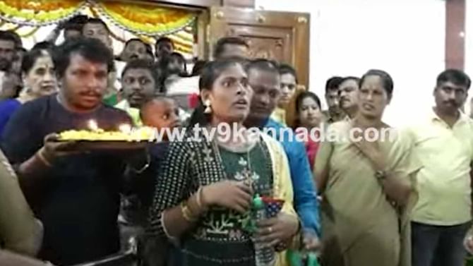 ಹಾಸನಾಂಬೆ ದರ್ಶನೋತ್ಸವದ ಕೊನೇ ದಿನ ದೇವಿಯ ಸಮ್ಮುಖದಲ್ಲಿ ಮಹಿಳೆಯೊಬ್ಬರ ವಿಚಿತ್ರ ವರ್ತನೆ ಹಾಸನಾಂಬೆ ದರ್ಶನೋತ್ಸವದ ಕೊನೇ ದಿನ ದೇವಿಯ ಸಮ್ಮುಖದಲ್ಲಿ ಮಹಿಳೆಯೊಬ್ಬರ ವಿಚಿತ್ರ ವರ್ತನೆ
