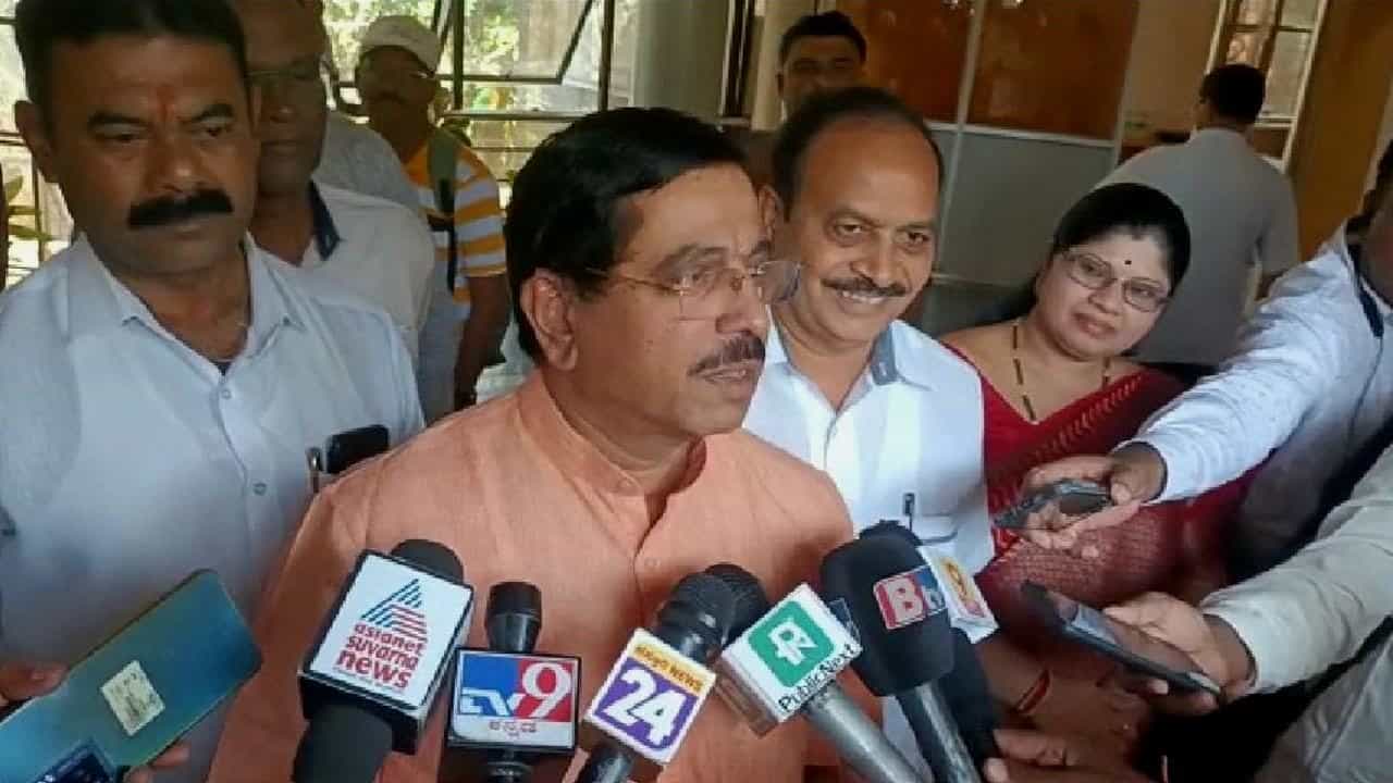 ಸಿಎಂ ಬೊಮ್ಮಾಯಿ ಜೊತೆ ಚರ್ಚೆಯ ಬಳಿಕ ರಾಜ್ಯ ಸಚಿವ ಸಂಪುಟ ವಿಸ್ತರಣೆಯಾಗಲಿದೆ - ಕೇಂದ್ರ ಸಚಿವ ಪ್ರಲ್ಹಾದ್ ಜೋಶಿ ಸಿಎಂ ಬೊಮ್ಮಾಯಿ ಜೊತೆ ಚರ್ಚೆಯ ಬಳಿಕ ರಾಜ್ಯ ಸಚಿವ ಸಂಪುಟ ವಿಸ್ತರಣೆಯಾಗಲಿದೆ - ಕೇಂದ್ರ ಸಚಿವ ಪ್ರಲ್ಹಾದ್ ಜೋಶಿ