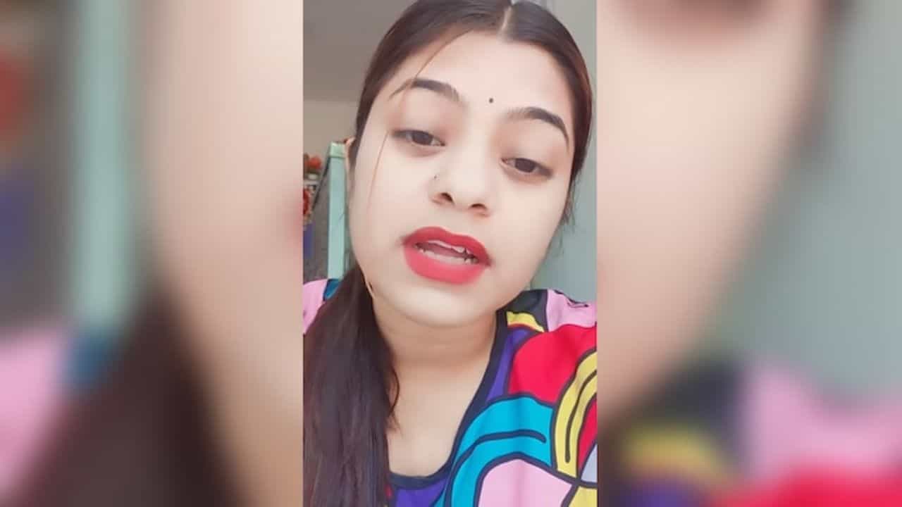 Viral Video: ದೇವಸ್ಥಾನದಲ್ಲಿ 'ಮುನ್ನಿ ಬದ್ನಾಂ' ಹಾಡಿಗೆ ರೀಲ್ಸ್ ಮಾಡಿದ ಯುವತಿಯ ಮೇಲೆ ಎಫ್ಐಆರ್ Viral Video: ದೇವಸ್ಥಾನದಲ್ಲಿ 'ಮುನ್ನಿ ಬದ್ನಾಂ' ಹಾಡಿಗೆ ರೀಲ್ಸ್ ಮಾಡಿದ ಯುವತಿಯ ಮೇಲೆ ಎಫ್ಐಆರ್