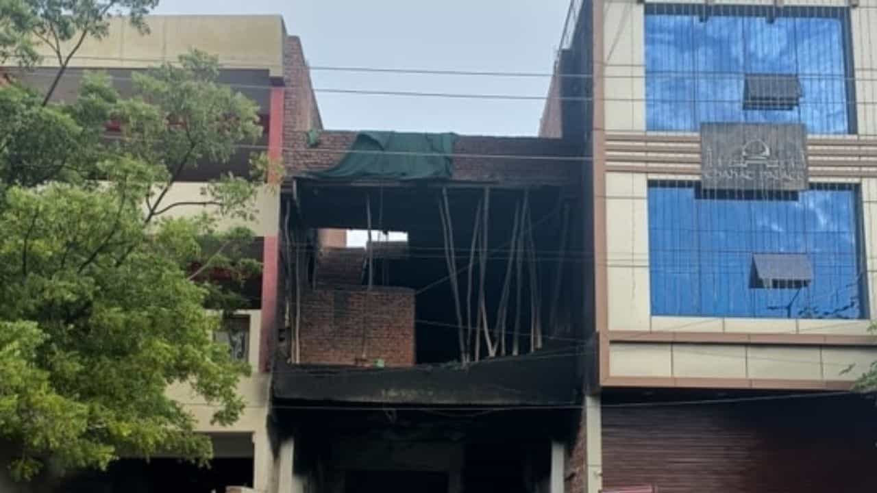 Uttar Pradesh: ಆಗ್ರಾದ ಖಾಸಗಿ ಆಸ್ಪತ್ರೆಗೆ ಬೆಂಕಿ, ಮೂವರು ಸಾವು Uttar Pradesh: ಆಗ್ರಾದ ಖಾಸಗಿ ಆಸ್ಪತ್ರೆಗೆ ಬೆಂಕಿ, ಮೂವರು ಸಾವು