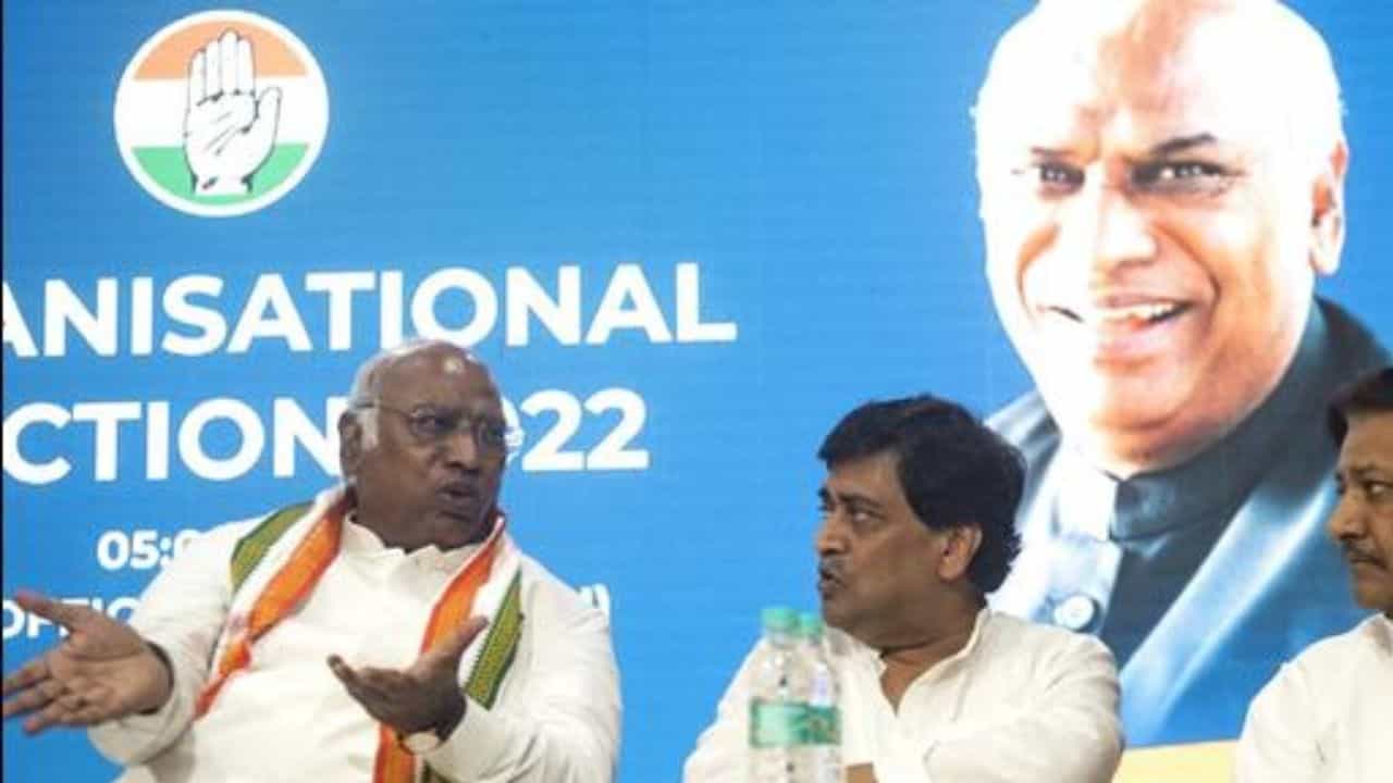 Congress Presidential Election: ಸೋನಿಯಾ ಗಾಂಧಿ ನಮ್ಮ ಪಕ್ಷದ ರಿಮೋಟ್ ಕಂಟ್ರೋಲ್ ಅಲ್ಲ, ಕಾಂಗ್ರೆಸ್ ಅಧಿನಾಯಕಿಯನ್ನು ಕೊಂಡಾಡಿದ ಖರ್ಗೆ Congress Presidential Election: ಸೋನಿಯಾ ಗಾಂಧಿ ನಮ್ಮ ಪಕ್ಷದ ರಿಮೋಟ್ ಕಂಟ್ರೋಲ್ ಅಲ್ಲ, ಕಾಂಗ್ರೆಸ್ ಅಧಿನಾಯಕಿಯನ್ನು ಕೊಂಡಾಡಿದ ಖರ್ಗೆ