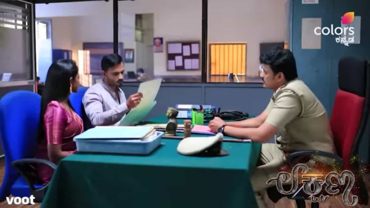 Lakshana Serial: ಪೊಲೀಸ್ ಸ್ಟೇಷನ್ಗೆ ಬಂದ ಕೊರಿಯರ್ ಕಂಡು ಶಾಕ್ ಆಗಿದ್ದಾರೆ ಭೂಪತಿ-ನಕ್ಷತ್ರ Lakshana Serial: ಪೊಲೀಸ್ ಸ್ಟೇಷನ್ಗೆ ಬಂದ ಕೊರಿಯರ್ ಕಂಡು ಶಾಕ್ ಆಗಿದ್ದಾರೆ ಭೂಪತಿ-ನಕ್ಷತ್ರ