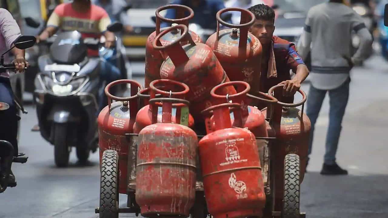 BIG NEWS: LPG ನಷ್ಟವನ್ನು ಸರಿದೂಗಿಸಲು ರಾಜ್ಯ-ಚಾಲಿತ ತೈಲ ಸಂಸ್ಥೆಗಳಿಗೆ 22,000 ಕೋಟಿ ರೂ. ಅನುದಾನ ನೀಡಿದ ಕೇಂದ್ರ