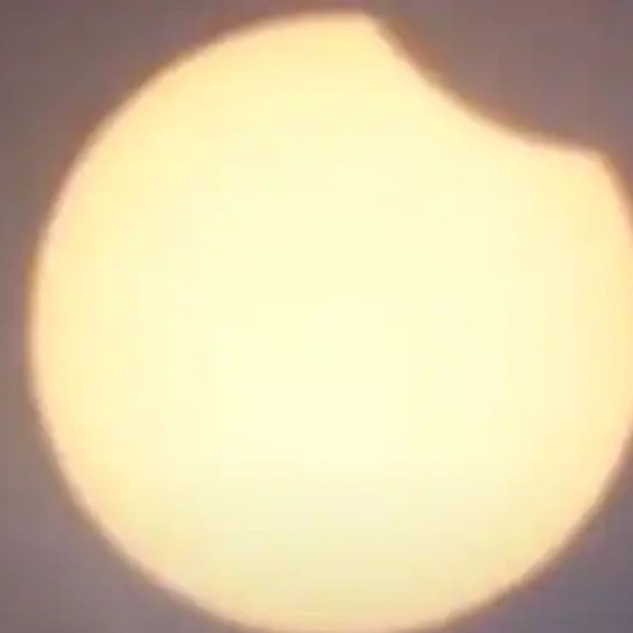 ಭಾಗಶಃ ಸೂರ್ಯಗ್ರಹಣ ಇಂದು ಭಾರತದಲ್ಲಿ ಗೋಚರಿಸಿತು, ದೆಹಲಿ, ಅಮೃತಸರ, ಚಂಡೀಗಢ, ಲಕ್ನೋ, ಬೆಂಗಳೂರು, ಚೆನ್ನೈ, ನಗರಗಳು ಸೇರಿದಂತೆ ದೇಶದ ವಿವಿಧ ನಗರಗಳಲ್ಲಿ ಗ್ರಹಣಗಳು ಸಂಭವಿಸಿದೆ.  ಭಾಗಶಃ ಸೂರ್ಯಗ್ರಹಣವು 2022 ರ ಕೊನೆಯ ಗ್ರಹಣವಾಗಿತ್ತು. ಸೂರ್ಯಾಸ್ತದ ನಂತರ ಅಂತ್ಯಗೊಳ್ಳುವುದರಿಂದ ಭಾರತದಲ್ಲಿ ಗ್ರಹಣದ ಅಂತ್ಯವು ಗೋಚರಿಸುವುದಿಲ್ಲ.
