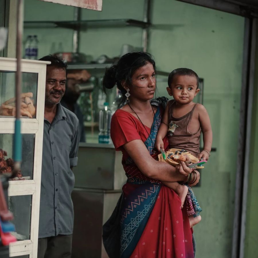 This mother left her passion life and sold pen on the street!
