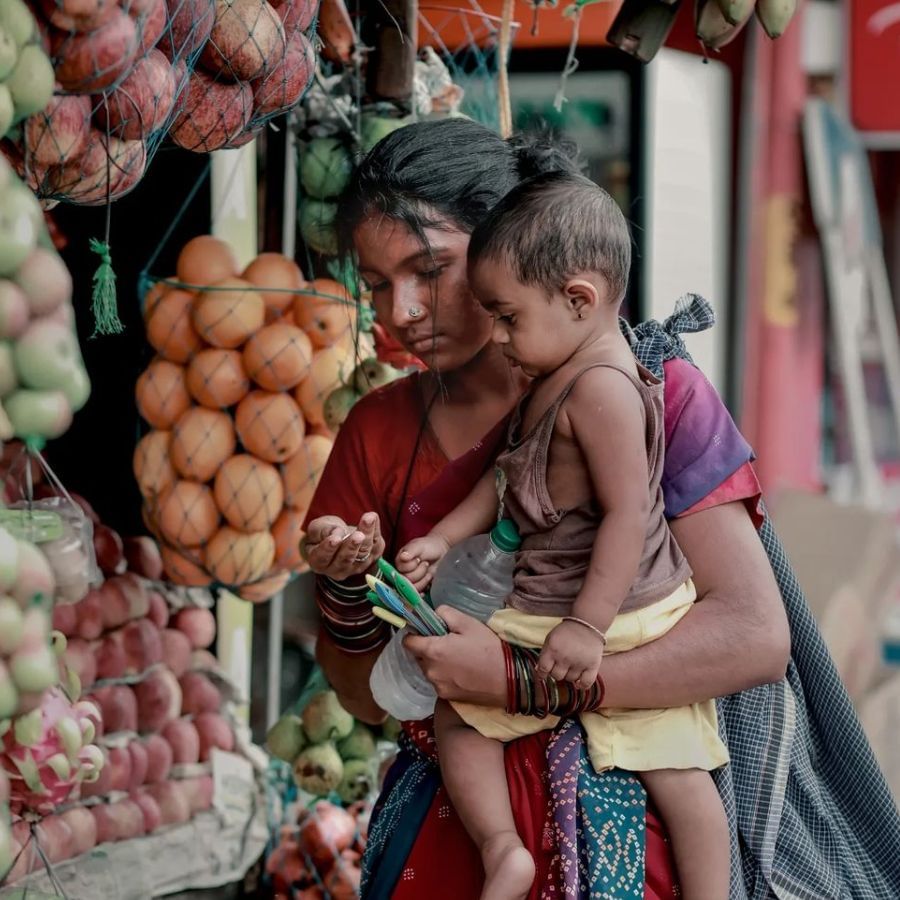 This mother left her passion life and sold pen on the street!
