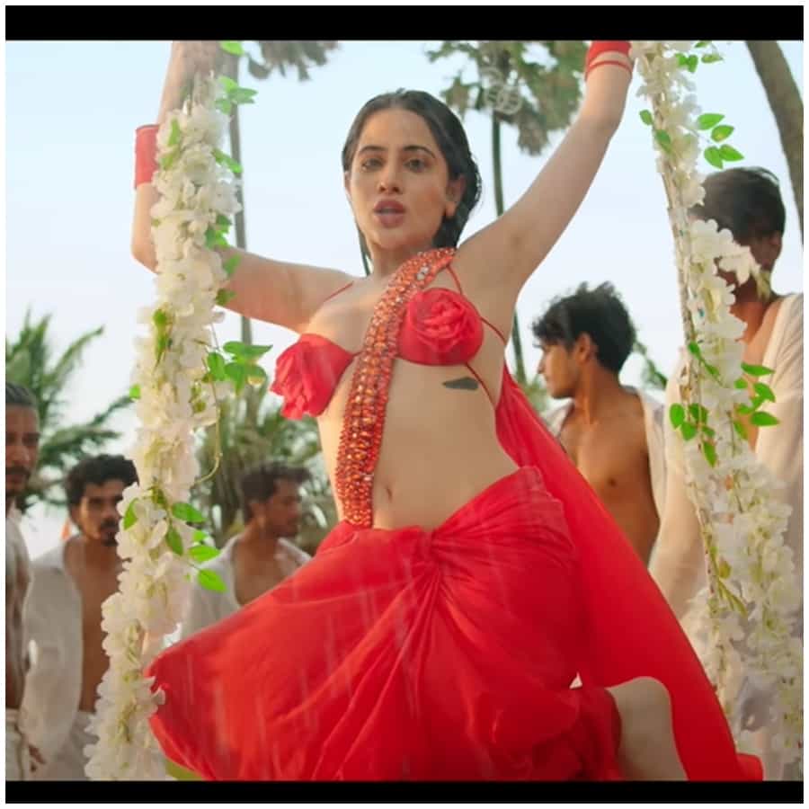 ಹಾಟ್ ಆಗಿ ಬಟ್ಟೆ ಧರಿಸುವ ಮೂಲಕ ನಟಿ ಉರ್ಫಿ ಜಾವೇದ್ ಅವರು ಸುದ್ದಿ ಆಗುತ್ತಾರೆ. ಅನೇಕ ಬಾರಿ ಅವರು ಟ್ರೋಲ್ ಆಗಿದ್ದುಂಟು. ಆದರೂ ಉರ್ಫಿ ಹಾಟ್ನೆಸ್ ದಿನದಿಂದ ದಿನಕ್ಕೆ ಹೆಚ್ಚುತ್ತಲೇ ಇದೆ.