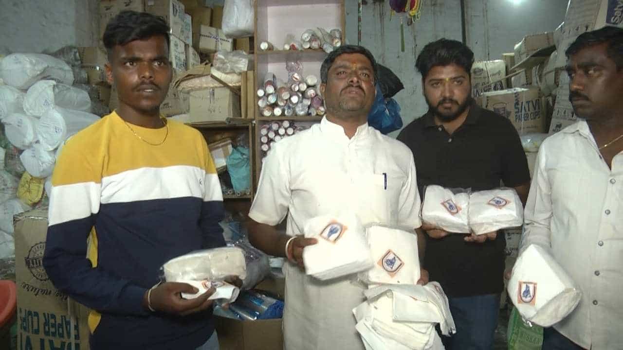 ಟಿಶ್ಯೂ ಪೇಪರ್ ಮೇಲೆ ಕೃಷ್ಣನ ಫೋಟೋ ಪ್ರಿಂಟ್ ಮಾಡುತ್ತಿದ್ದ ಟ್ರೇಡರ್ಸ್ ಮೇಲೆ ವಿಎಚ್.ಪಿ ದಾಳಿ ಟಿಶ್ಯೂ ಪೇಪರ್ ಮೇಲೆ ಕೃಷ್ಣನ ಫೋಟೋ ಪ್ರಿಂಟ್ ಮಾಡುತ್ತಿದ್ದ ಟ್ರೇಡರ್ಸ್ ಮೇಲೆ ವಿಎಚ್.ಪಿ ದಾಳಿ