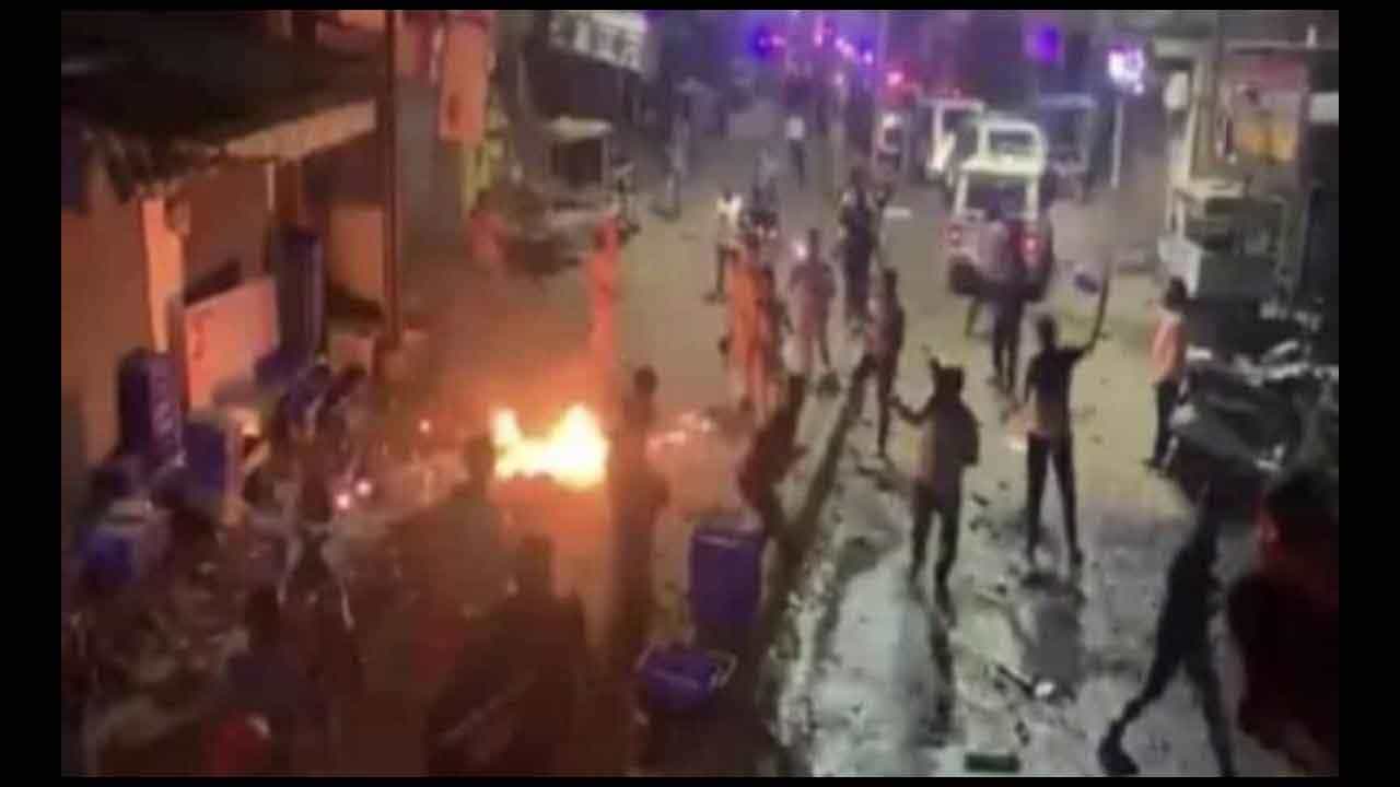 Gujarat Riots: ವಡೋದರದಲ್ಲಿ ಗುಂಪು ಘರ್ಷಣೆ, ಅಂಗಡಿಗಳಿಗೆ ಬೆಂಕಿ Gujarat Riots: ವಡೋದರದಲ್ಲಿ ಗುಂಪು ಘರ್ಷಣೆ, ಅಂಗಡಿಗಳಿಗೆ ಬೆಂಕಿ