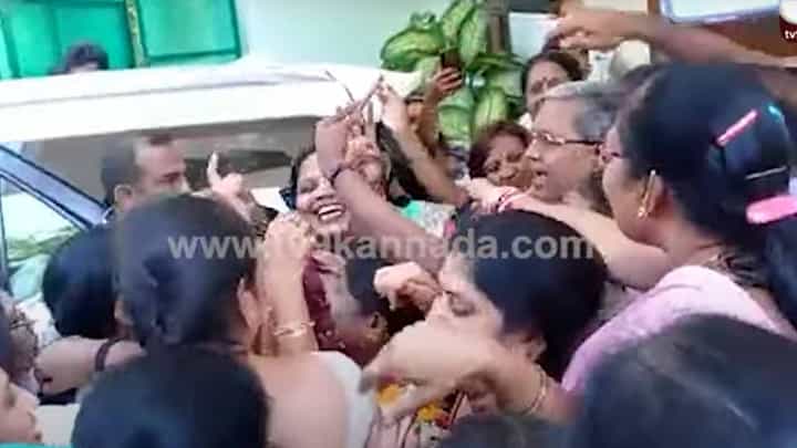 ಸಿದ್ದರಾಮಯ್ಯನವರ ಅಧಿಕೃತ ನಿವಾಸದ ಬಳಿ ಸೆಲ್ಫೀಗಾಗಿ ಮುಗಿಬಿದ್ದ ಮಹಿಳೆಯರು ಸಿದ್ದರಾಮಯ್ಯನವರ ಅಧಿಕೃತ ನಿವಾಸದ ಬಳಿ ಸೆಲ್ಫೀಗಾಗಿ ಮುಗಿಬಿದ್ದ ಮಹಿಳೆಯರು