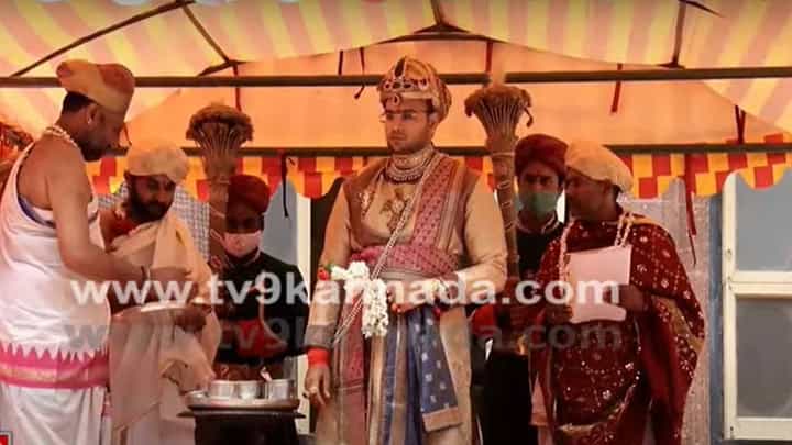 ಮೈಸೂರು ದಸರಾ ಉತ್ಸವ-2022: ಅರಮನೆ ಆವರಣದಲ್ಲಿ ಸಂಭ್ರಮದ ಆಯುಧ ಪೂಜೆ ಆಚರಣೆ, ಯದುವೀರರಿಂದ ಪೂಜೆ ಮೈಸೂರು ದಸರಾ ಉತ್ಸವ-2022: ಅರಮನೆ ಆವರಣದಲ್ಲಿ ಸಂಭ್ರಮದ ಆಯುಧ ಪೂಜೆ ಆಚರಣೆ, ಯದುವೀರರಿಂದ ಪೂಜೆ