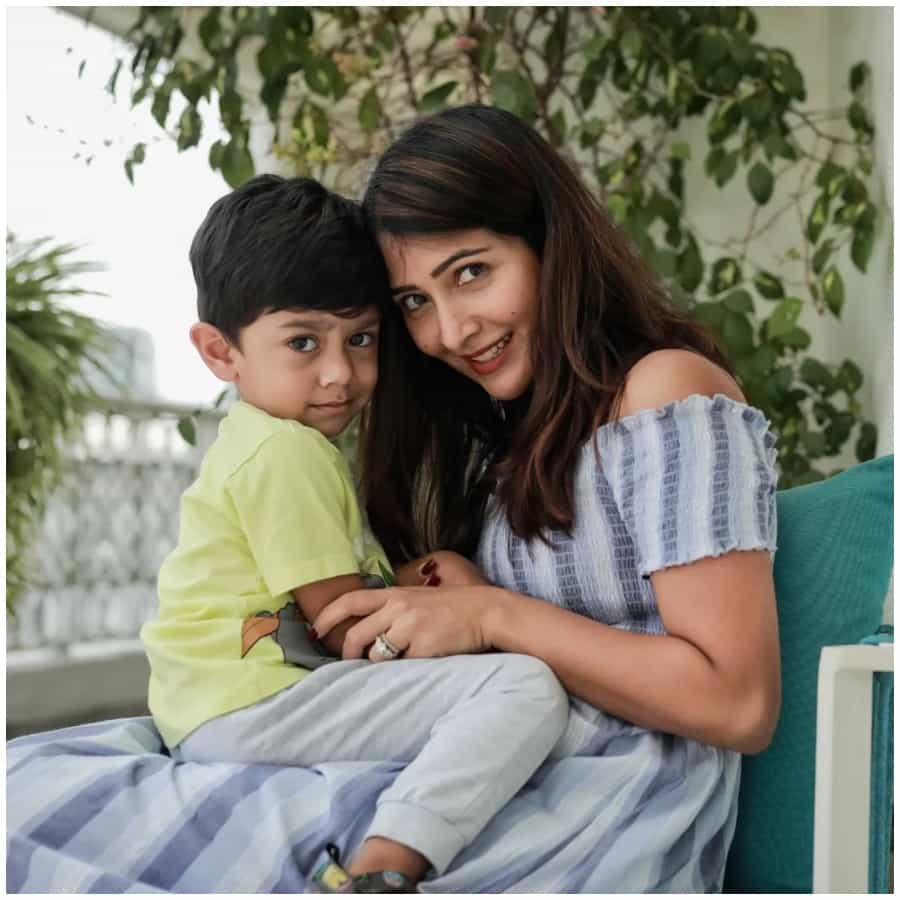 ‘ರಾಕಿಂಗ್ ಸ್ಟಾರ್’ ಯಶ್ ಹಾಗೂ ರಾಧಿಕಾ ಪಂಡಿತ್ ದಂಪತಿಯ ಮುದ್ದಿನ ಪುತ್ರ ಯಥರ್ವ್ ತುಂಬಾ ಚೂಟಿ. ಆತನ ಫೋಟೋಗಳನ್ನು ಈ ದಂಪತಿ ಆಗಾಗ ಶೇರ್ ಮಾಡಿಕೊಳ್ಳುತ್ತಾರೆ. ಅವು ಸೋಶಿಯಲ್ ಮೀಡಿಯಾದಲ್ಲಿ ವೈರಲ್ ಆಗುತ್ತವೆ.
