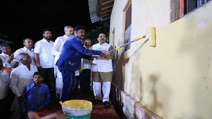 ಸರ್ಕಾರಿ ಶಾಲೆಗೆ ಬಣ್ಣ ಹಚ್ಚುವ ಮೂಲಕ ಬಣ್ಣದರ್ಪಣೆ ಕಾರ್ಯಕ್ರಮಕ್ಕೆ ಚಾಲನೆ ನೀಡಿದ ಪ್ರಲ್ಹಾದ್ ಜೋಶಿ