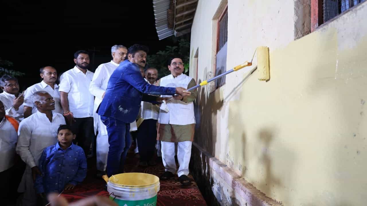 ಸರ್ಕಾರಿ ಶಾಲೆಗೆ ಬಣ್ಣ ಹಚ್ಚುವ ಮೂಲಕ ಬಣ್ಣದರ್ಪಣೆ ಕಾರ್ಯಕ್ರಮಕ್ಕೆ ಚಾಲನೆ ನೀಡಿದ ಪ್ರಲ್ಹಾದ್ ಜೋಶಿ ಸರ್ಕಾರಿ ಶಾಲೆಗೆ ಬಣ್ಣ ಹಚ್ಚುವ ಮೂಲಕ ಬಣ್ಣದರ್ಪಣೆ ಕಾರ್ಯಕ್ರಮಕ್ಕೆ ಚಾಲನೆ ನೀಡಿದ ಪ್ರಲ್ಹಾದ್ ಜೋಶಿ