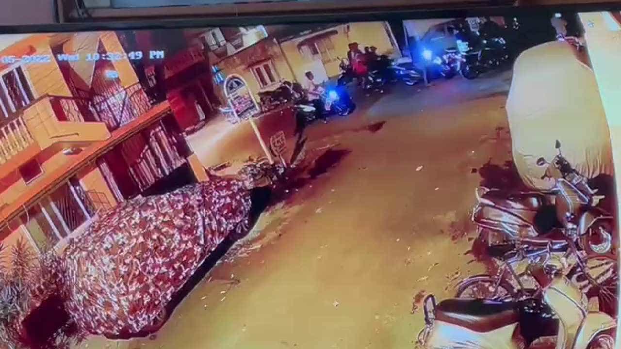 ಸಿಲಿಕಾನ್ ಸಿಟಿಯಲ್ಲಿ ಪಾಗಲ್ ಪ್ರೇಮಿ ಹುಚ್ಚಾಟ, ಅಪರಿಚಿತನಿಗೆ ಮಾರಕಾಸ್ತ್ರದಿಂದ ಹಲ್ಲೆ, ಆರೋಪಿಗಾಗಿ ಪೊಲೀಸರ ಹುಡುಕಾಟ ಸಿಲಿಕಾನ್ ಸಿಟಿಯಲ್ಲಿ ಪಾಗಲ್ ಪ್ರೇಮಿ ಹುಚ್ಚಾಟ, ಅಪರಿಚಿತನಿಗೆ ಮಾರಕಾಸ್ತ್ರದಿಂದ ಹಲ್ಲೆ, ಆರೋಪಿಗಾಗಿ ಪೊಲೀಸರ ಹುಡುಕಾಟ