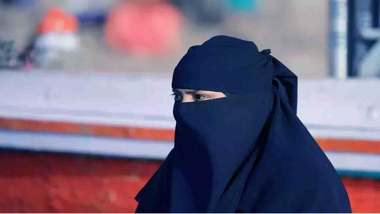 ತೆಲಂಗಾಣ : ಬುರ್ಖಾ ಧರಿಸಿ ಪರೀಕ್ಷೆ ಬರೆಯಲು ಅನುಮತಿ ಕೊಟ್ಟ ಕಾಲೇಜು ಸಿಬ್ಬಂದಿ, ಮಂಗಳಸೂತ್ರ ತೆಗೆಸಿದ್ದಕ್ಕೆ ಆಕ್ಷೇಪ ತೆಲಂಗಾಣ : ಬುರ್ಖಾ ಧರಿಸಿ ಪರೀಕ್ಷೆ ಬರೆಯಲು ಅನುಮತಿ ಕೊಟ್ಟ ಕಾಲೇಜು ಸಿಬ್ಬಂದಿ, ಮಂಗಳಸೂತ್ರ ತೆಗೆಸಿದ್ದಕ್ಕೆ ಆಕ್ಷೇಪ
