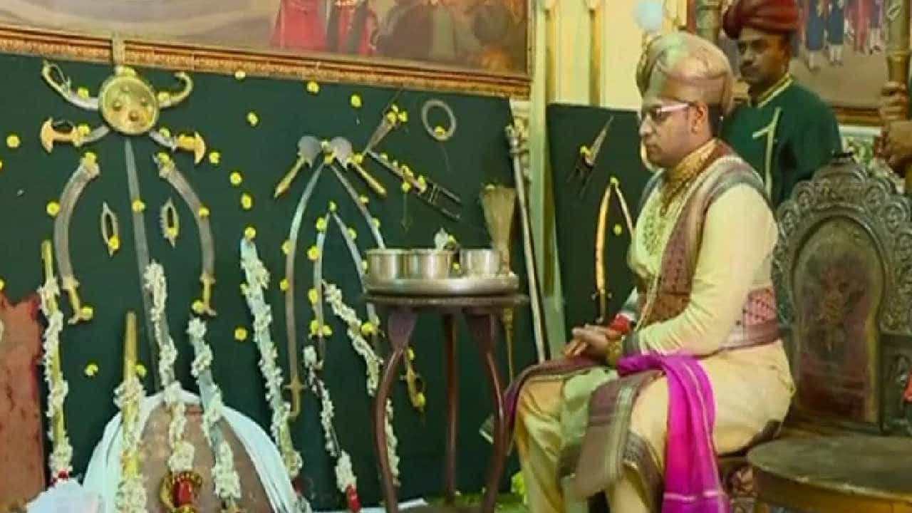 Mysore Dasara 2022: ಇಂದು ಅರಮನೆಯಲ್ಲಿ ಆಯುಧ ಪೂಜೆ: ಇತರೆ ದಸರಾ ಕಾರ್ಯಕ್ರಮಗಳ ಪಟ್ಟಿ ಇಲ್ಲಿದೆ Mysore Dasara 2022: ಇಂದು ಅರಮನೆಯಲ್ಲಿ ಆಯುಧ ಪೂಜೆ: ಇತರೆ ದಸರಾ ಕಾರ್ಯಕ್ರಮಗಳ ಪಟ್ಟಿ ಇಲ್ಲಿದೆ