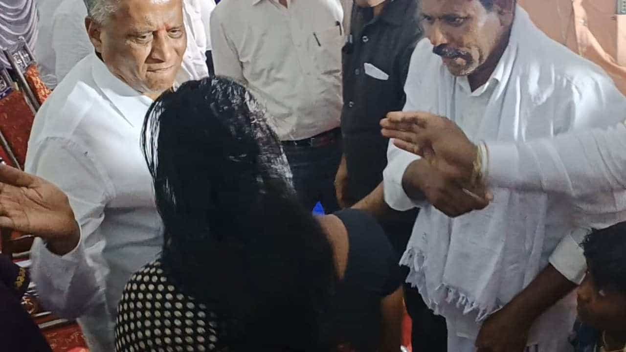 ಸಮಸ್ಯೆ ಹೇಳಿಕೊಳ್ಳಲು ಬಂದ ಮಹಿಳೆಗೆ ಕಪಾಳಮೋಕ್ಷ ಮಾಡಿದ ಸಚಿವ ವಿ.ಸೋಮಣ್ಣ ಸಮಸ್ಯೆ ಹೇಳಿಕೊಳ್ಳಲು ಬಂದ ಮಹಿಳೆಗೆ ಕಪಾಳಮೋಕ್ಷ ಮಾಡಿದ ಸಚಿವ ವಿ.ಸೋಮಣ್ಣ