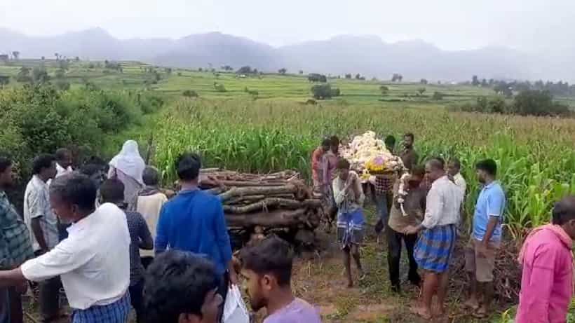 ಈ ಗ್ರಾಮದಲ್ಲಿ 400 ಕುಟುಂಬಗಳಿದ್ದರೂ ಒಂದು ಸ್ಮಶಾನವಿಲ್ಲ: ಹೆಣ ಹೂಳಲು ಫಸಲು ಹಿತ್ತಾಕಿ ಜಾಗ ನೀಡಿ ಮಾನವೀಯತೆ ಮೆರೆದ ಜಮೀನು ಮಾಲೀಕ