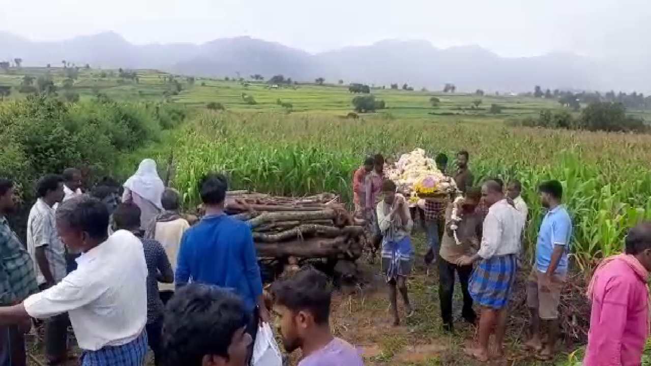 ಈ ಗ್ರಾಮದಲ್ಲಿ 400 ಕುಟುಂಬಗಳಿದ್ದರೂ ಒಂದು ಸ್ಮಶಾನವಿಲ್ಲ: ಹೆಣ ಹೂಳಲು ಫಸಲು ಹಿತ್ತಾಕಿ ಜಾಗ ನೀಡಿ ಮಾನವೀಯತೆ ಮೆರೆದ ಜಮೀನು ಮಾಲೀಕ