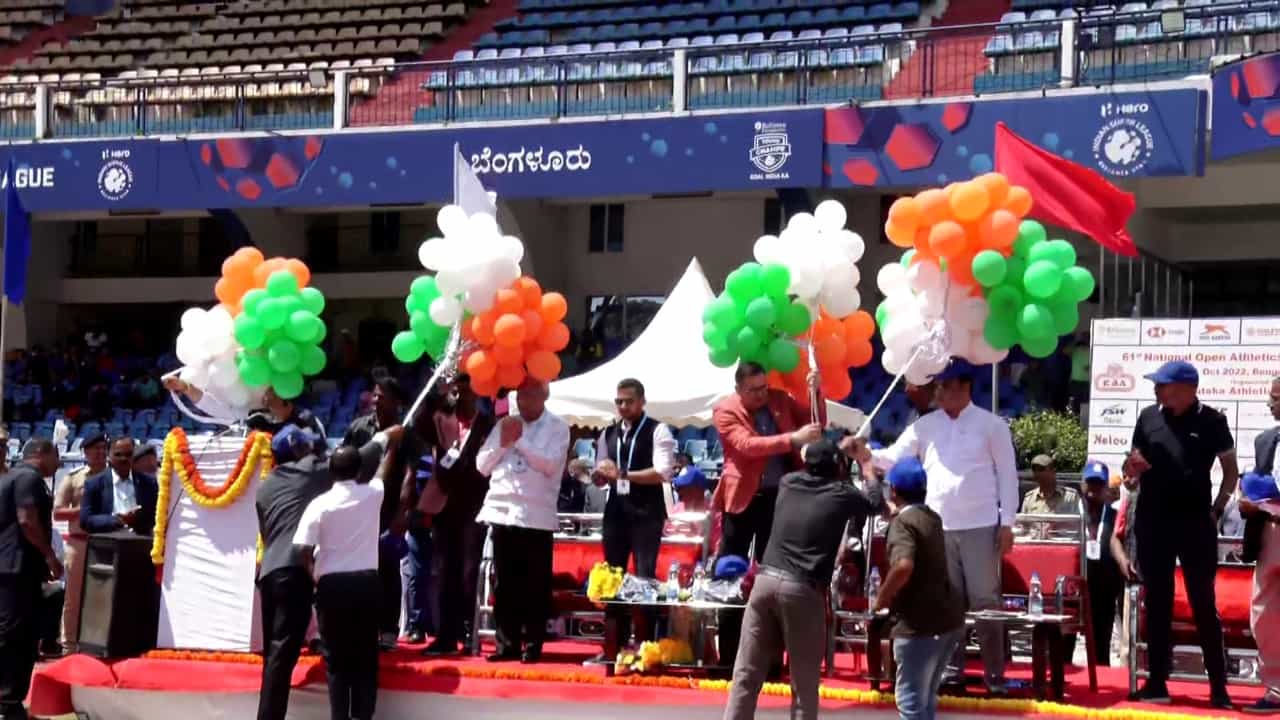 ಬೆಂಗಳೂರಿನ ಕಂಠೀರವ ಕ್ರೀಡಾಂಗಣದಲ್ಲಿ ನಡೆಯುತ್ತಿರುವ 61ನೇ ಓಪನ್ ರಾಷ್ಟ್ರೀಯ ಅಥ್ಲೆಟಿಕ್ಸ್ ಚಾಂಪಿಯನ್ಶಿಪ್ಗೆ ಮುಖ್ಯಮಂತ್ರಿ ಬಸವರಾಜ ಬೊಮ್ಮಾಯಿ ಅದ್ಧೂರಿ ಚಾಲನೆ ನೀಡಿದ್ದಾರೆ. ಕ್ರೀಡಾಪಟುಗಳಿಂದ ಪಥ ಸಂಚಲನ ಮೂಲಕ ಕ್ರೀಡಾಕೂಟಕ್ಕೆ ಚಾಲನೆ ಸಿಕ್ಕಿದೆ.