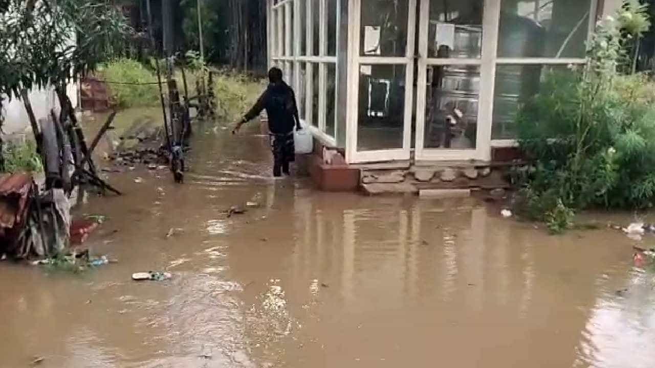 Rain Effect: ಮಳೆ ಆರ್ಭಟಕ್ಕೆ ಕೋಟೆ ನಾಡಿನಲ್ಲಿ ಶಾಲೆ, ತೋಟ ಸಂಪೂರ್ಣ ಜಲಾವೃತ Rain Effect: ಮಳೆ ಆರ್ಭಟಕ್ಕೆ ಕೋಟೆ ನಾಡಿನಲ್ಲಿ ಶಾಲೆ, ತೋಟ ಸಂಪೂರ್ಣ ಜಲಾವೃತ