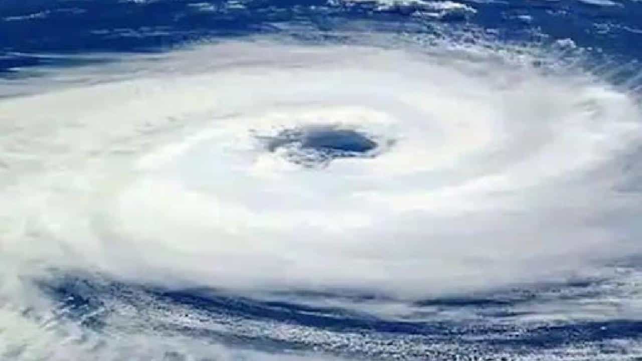 Cyclone: ಬಂಗಾಳಕೊಲ್ಲಿಯಲ್ಲಿ ಈ ವಾರ ಚಂಡಮಾರುತ ಸಾಧ್ಯತೆ; ಕರ್ನಾಟಕ, ಕೇರಳ ಸೇರಿ ಹಲವೆಡೆ ಭಾರೀ ಮಳೆ Cyclone: ಬಂಗಾಳಕೊಲ್ಲಿಯಲ್ಲಿ ಈ ವಾರ ಚಂಡಮಾರುತ ಸಾಧ್ಯತೆ; ಕರ್ನಾಟಕ, ಕೇರಳ ಸೇರಿ ಹಲವೆಡೆ ಭಾರೀ ಮಳೆ