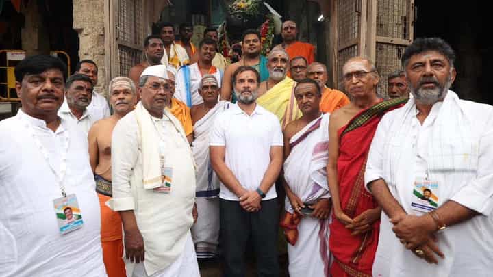 ನಂಜುಂಡೇಶ್ವರ ದೇವಾಲಯಕ್ಕೆ ರಾಹುಲ್ ಗಾಂಧಿ ಭೇಟಿ: ಪ್ರಸಾದ ತಿನ್ನುವುದು ಹೇಗೆ ಎಂದು ಹೇಳಿಕೊಟ್ಟ ಡಿ.ಕೆ ಶಿವಕುಮಾರ! ನಂಜುಂಡೇಶ್ವರ ದೇವಾಲಯಕ್ಕೆ ರಾಹುಲ್ ಗಾಂಧಿ ಭೇಟಿ: ಪ್ರಸಾದ ತಿನ್ನುವುದು ಹೇಗೆ ಎಂದು ಹೇಳಿಕೊಟ್ಟ ಡಿ.ಕೆ ಶಿವಕುಮಾರ!