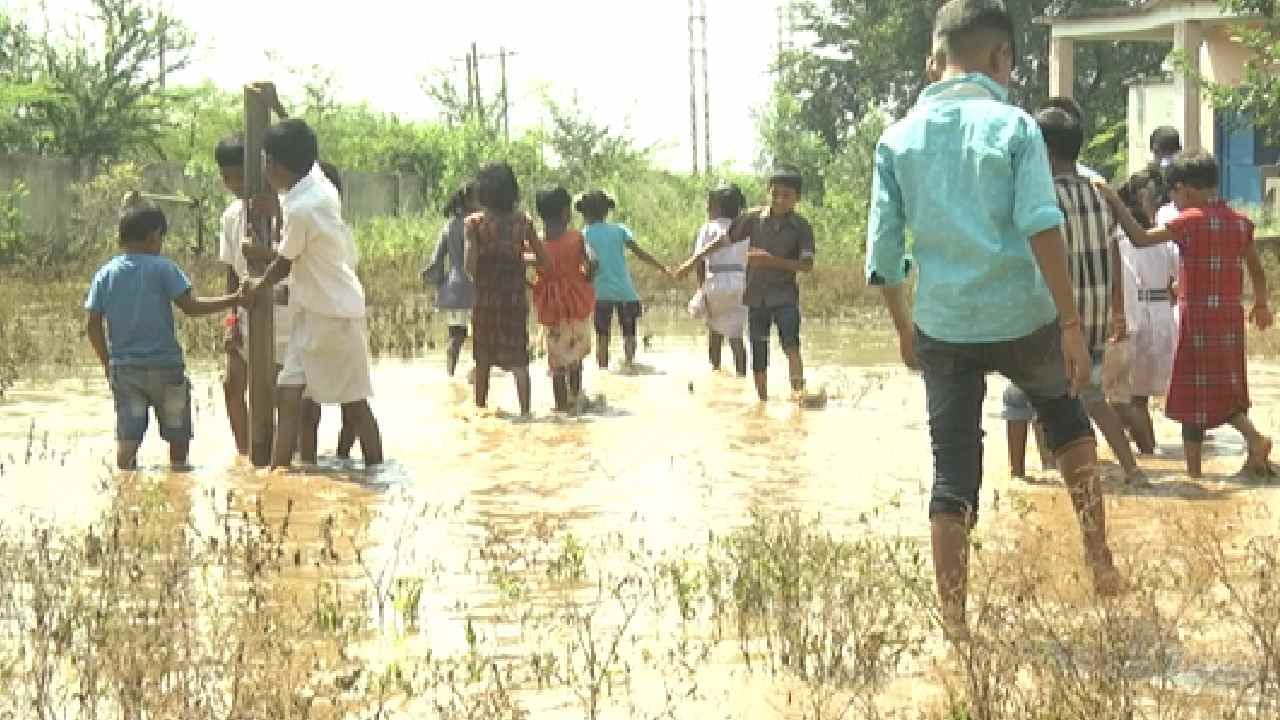 Humnabad News: ಶಾಲಾ ಆವರಣಕ್ಕೆ ಮಳೆ ನೀರು; ವಿದ್ಯಾರ್ಥಿಗಳು ಪರದಾಟ, ಪೋಷಕರ ಆಕ್ರೋಶ