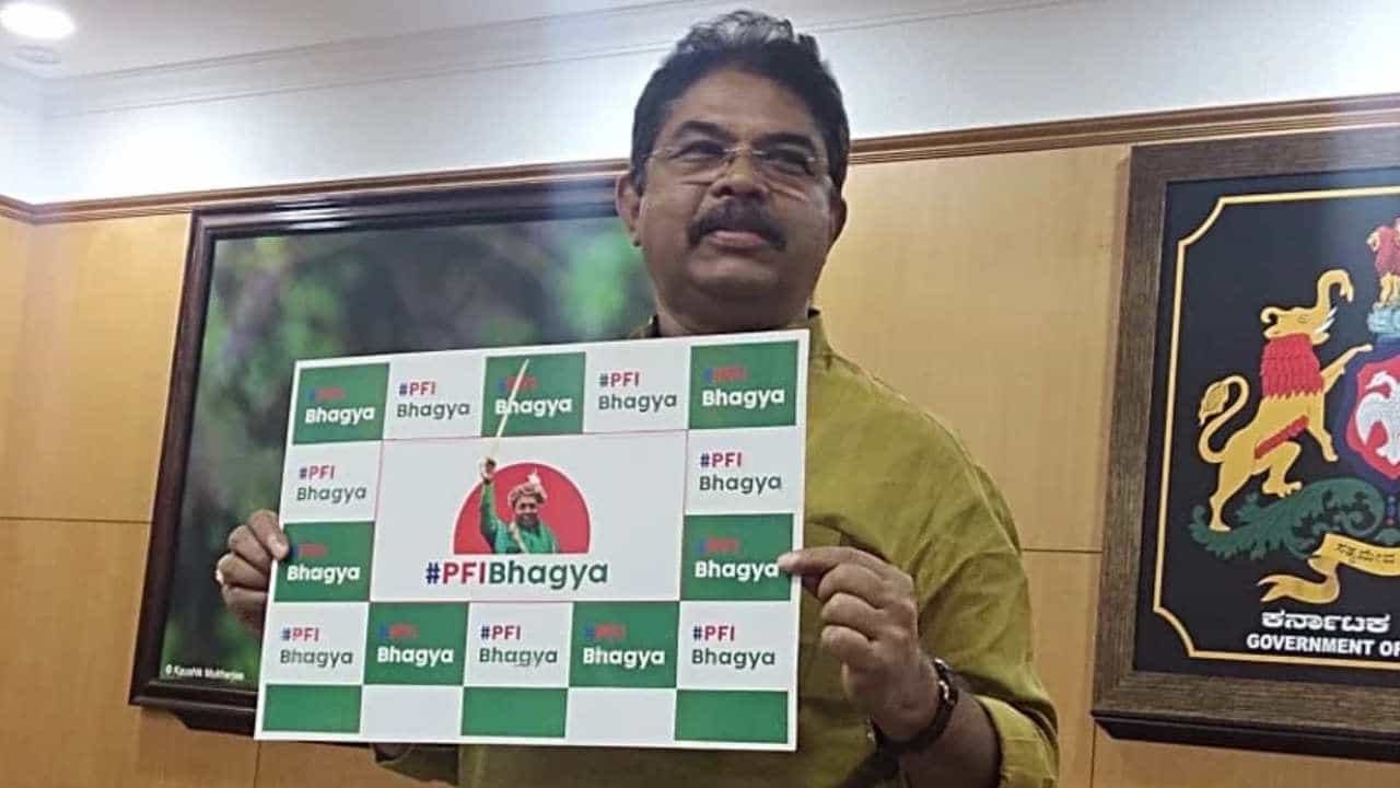 ಎಲ್ಲಾ ಭಾಗ್ಯಗಳು ನಮ್ಮದು ಎಂಬ ಸಿದ್ದರಾಮಯ್ಯ ಹೇಳಿಕೆ ವಿಚಾರ: PFI ಭಾಗ್ಯ ಎಂಬ ಪೋಸ್ಟರ್ ಬಿಡುಗಡೆ ಮಾಡಿದ ಸಚಿವ ಆರ್. ಅಶೋಕ್ ಎಲ್ಲಾ ಭಾಗ್ಯಗಳು ನಮ್ಮದು ಎಂಬ ಸಿದ್ದರಾಮಯ್ಯ ಹೇಳಿಕೆ ವಿಚಾರ: PFI ಭಾಗ್ಯ ಎಂಬ ಪೋಸ್ಟರ್ ಬಿಡುಗಡೆ ಮಾಡಿದ ಸಚಿವ ಆರ್. ಅಶೋಕ್