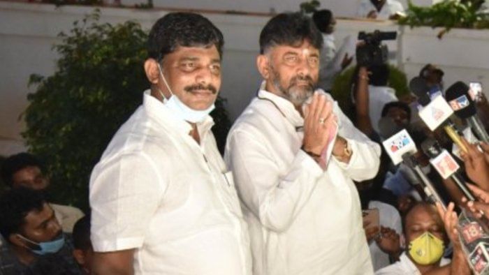 ಇಡಿ ವಿಚಾರಣೆ ಅಂತ್ಯ: ರಾಜಕೀಯ ಕದನಗಳನ್ನು ರಣರಂಗದಲ್ಲಿಯೇ ನಡೆಸಬೇಕೆಂದ ಡಿಕೆಶಿ ಇಡಿ ವಿಚಾರಣೆ ಅಂತ್ಯ: ರಾಜಕೀಯ ಕದನಗಳನ್ನು ರಣರಂಗದಲ್ಲಿಯೇ ನಡೆಸಬೇಕೆಂದ ಡಿಕೆಶಿ
