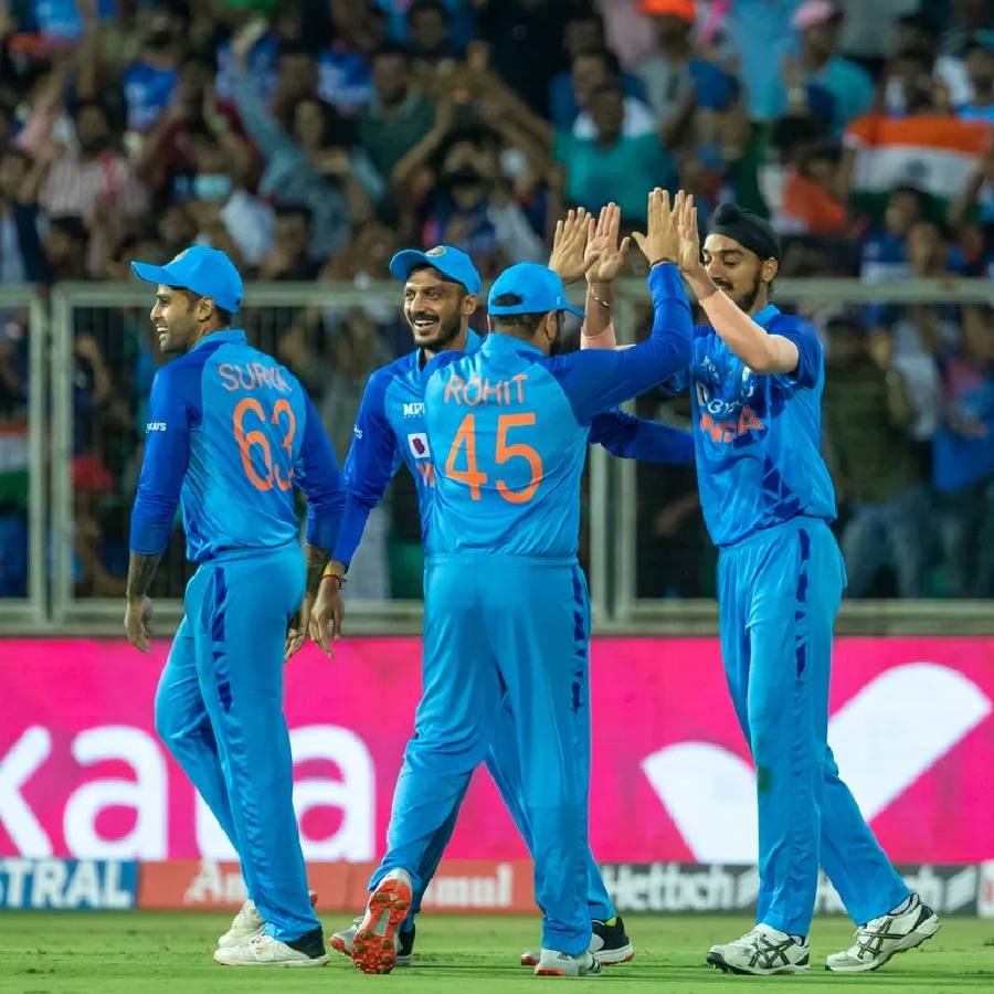 ಮತ್ತೊಂದೆಡೆ ಪರಿಪೂರ್ಣ ಸ್ಪಿನ್ನರ್ಗಳಾಗಿ ಯಜ್ವೇಂದ್ರ ಚಹಾಲ್ ತಂಡದಲ್ಲಿದ್ದಾರೆ. ಹೀಗಾಗಿ ಸ್ಪಿನ್ ಆಲ್ರೌಂಡರ್ಗಳ ಜೊತೆ ಚಹಾಲ್ಗೂ ಮಣೆಹಾಕಬೇಕಾಗುತ್ತದೆ. ಇಲ್ಲಿ ಅಕ್ಷರ್ ಪಟೇಲ್ ಎಡಗೈ ಸ್ಪಿನ್ನರ್ ಆಗಿರುವ ಕಾರಣ ತಂಡದಲ್ಲಿ ಚಾನ್ಸ್ ಸಿಗುವ ಸಾಧ್ಯತೆ ಹೆಚ್ಚಿದೆ. ಆದರೆ ಉಳಿದ ಒಂದು ಸ್ಥಾನಕ್ಕಾಗಿ ಚಹಾಲ್, ಅಶ್ವಿನ್ ಹಾಗೂ ದೀಪಕ್ ಹೂಡಾ ನಡುವೆ ಪೈಪೋಟಿ ಕಂಡು ಬರಬಹುದು.