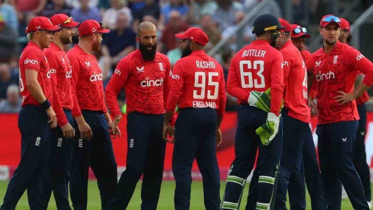 ಅಭ್ಯಾಸ ಪಂದ್ಯದಲ್ಲಿ ಪಾಕ್ ತಂಡವನ್ನು ಹೀನಾಯವಾಗಿ ಮಣಿಸುವುದರೊಂದಿಗೆ ಟಿ20 ವಿಶ್ವಕಪ್ನಲ್ಲಿ ಶುಭಾರಂಭ ಮಾಡಿದ್ದ ಇಂಗ್ಲೆಂಡ್ ತಂಡಕ್ಕೆ ಆಘಾತ ಎದುರಾಗಿದೆ. ತಂಡದ ಸ್ಟಾರ್ ವೇಗದ ಬೌಲರ್ ರೀಸ್ ಟೋಪ್ಲಿ ಕಾಲಿನ ಇಂಜುರಿಯಿಂದಾಗಿ ಟಿ20 ವಿಶ್ವಕಪ್ನಿಂದ ಹೊರಬಿದ್ದಿದ್ದಾರೆ.