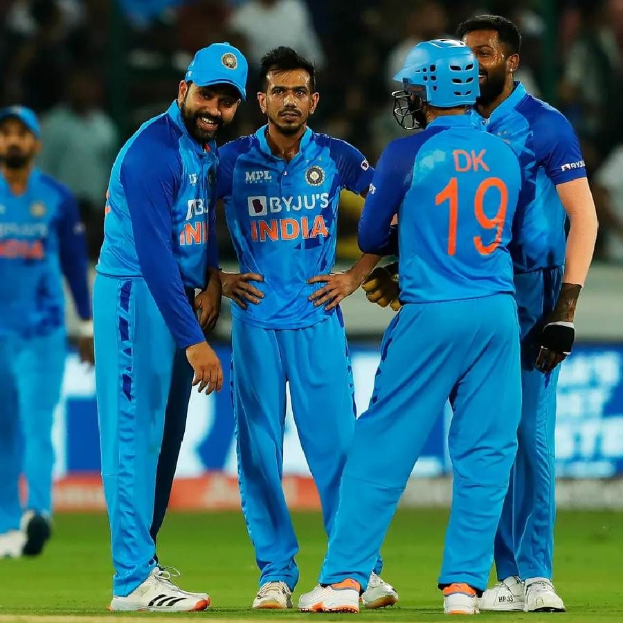 2022 ರಲ್ಲಿ ಟೀಮ್ ಇಂಡಿಯಾ 2 ಟೆಸ್ಟ್, 13 ಏಕದಿನ ಹಾಗೂ 23 ಟಿ20 ಪಂದ್ಯಗಳಲ್ಲಿ ಭರ್ಜರಿ ಜಯ ಸಾಧಿಸಿದೆ. ಈ ಮೂಲಕ ಒಟ್ಟು 38 ಪಂದ್ಯಗಳನ್ನು ಗೆದ್ದಿರುವ ಟೀಮ್ ಇಂಡಿಯಾ ಇದೀಗ ಆಸೀಸ್ ದಾಖಲೆಯನ್ನು ಸರಿಗಟ್ಟಿ ಹೊಸ ಇತಿಹಾಸ ಬರೆಯುವತ್ತ ಹೆಜ್ಜೆಯನ್ನಿಟ್ಟಿದೆ.