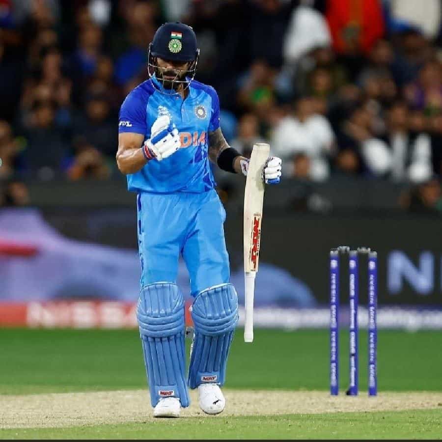 ಮೆಲ್ಬೋರ್ನ್ನಲ್ಲಿ ಭಾನುವಾರ ನಡೆದ ಪಾಕಿಸ್ತಾನ್ ವಿರುದ್ಧದ ಪಂದ್ಯದಲ್ಲಿ ಟೀಮ್ ಇಂಡಿಯಾ ಭರ್ಜರಿ ಜಯ ಸಾಧಿಸಿತ್ತು. ಈ ಗೆಲುವಿನ ರೂವಾರಿ ಕಿಂಗ್ ಕೊಹ್ಲಿ. ಕೇವಲ 53 ಎಸೆತಗಳಲ್ಲಿ ಅಜೇಯ 82 ರನ್ ಬಾರಿಸುವ ಮೂಲಕ ವಿರಾಟ್ ಕೊಹ್ಲಿ ಭಾರತ ತಂಡಕ್ಕೆ ಜಯ ತಂದುಕೊಟ್ಟಿದ್ದರು.