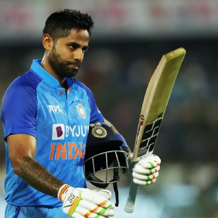 ಟೀಮ್ ಇಂಡಿಯಾ 2006 ರಿಂದ ಟಿ20 ಕ್ರಿಕೆಟ್ ಆಡುತ್ತಿದೆ. ಆದರೆ ಇದುವರೆಗೆ ಯಾವುದೇ ಬ್ಯಾಟ್ಸ್ಮನ್ ಒಂದು ವರ್ಷದ ಅವಧಿಯಲ್ಲಿ 800 ರನ್ ಕಲೆಹಾಕಿರಲಿಲ್ಲ. ಇದೀಗ 2022 ರಲ್ಲಿ ಬರೋಬ್ಬರಿ 801 ರನ್ ಬಾರಿಸುವ ಮೂಲಕ ಸೂರ್ಯಕುಮಾರ್ ಯಾದವ್ ಹೊಸ ಇತಿಹಾಸ ನಿರ್ಮಿಸಿದ್ದಾರೆ.