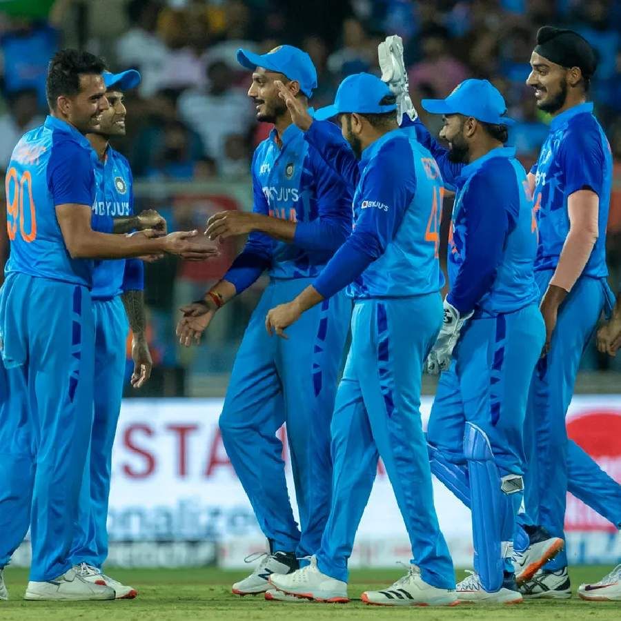 ಅದರಂತೆ ಟೀಮ್ ಇಂಡಿಯಾ ಮ್ಯಾನೇಜ್ಮೆಂಟ್ ಅನುಭವಕ್ಕೆ ಮಣೆಹಾಕಿದರೆ ಅಶ್ವಿನ್ಗೆ ಚಾನ್ಸ್ ಸಿಗಬಹುದು. ಆದರೆ ವಿಕೆಟ್ ಟೇಕರ್ ಎನಿಸಿಕೊಂಡಿರುವ ಚಹಾಲ್ ಅವರನ್ನು ಹೊರಗಿಡುವುದು ಕೂಡ ದೊಡ್ಡ ಸವಾಲಾಗಿರಲಿದೆ. ಹೀಗಾಗಿ ಟೀಮ್ ಇಂಡಿಯಾಗೆ ಪ್ಲೇಯಿಂಗ್ ಇಲೆವೆನ್ ರೂಪಿಸುವುದು ಇದೀಗ ಹೊಸ ಸವಾಲಾಗಿ ಪರಿಣಮಿಸಿದೆ.