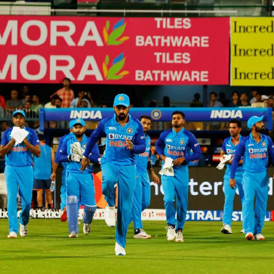 ಟಿ20 ವಿಶ್ವಕಪ್ಗೆ ಟೀಮ್ ಇಂಡಿಯಾ ಹೀಗಿದೆ: ರೋಹಿತ್ ಶರ್ಮಾ (ನಾಯಕ), ಕೆಎಲ್ ರಾಹುಲ್ (ಉಪನಾಯಕ), ವಿರಾಟ್ ಕೊಹ್ಲಿ, ಸೂರ್ಯಕುಮಾರ್ ಯಾದವ್, ದೀಪಕ್ ಹೂಡಾ, ರಿಷಭ್ ಪಂತ್ (ವಿಕೆಟ್ ಕೀಪರ್), ದಿನೇಶ್ ಕಾರ್ತಿಕ್ (ವಿಕೆಟ್ ಕೀಪರ್), ಹಾರ್ದಿಕ್ ಪಾಂಡ್ಯ, ಆರ್.ಅಶ್ವಿನ್, ಯುಜ್ವೇಂದ್ರ ಚಾಹಲ್, ಅಕ್ಷರ್ ಪಟೇಲ್, ಭುವನೇಶ್ವರ್ ಕುಮಾರ್, ಹರ್ಷಲ್ ಪಟೇಲ್, ಅರ್ಷದೀಪ್ ಸಿಂಗ್, ಮೊಹಮ್ಮದ್ ಶಮಿ.