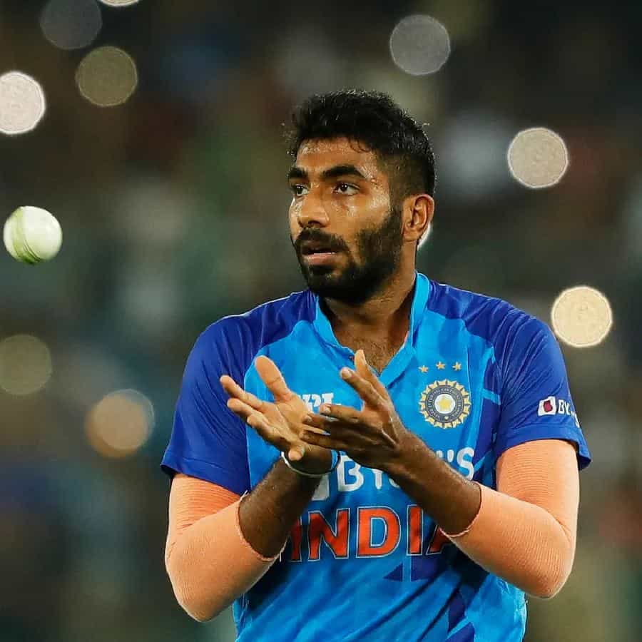 ಟೀಮ್ ಇಂಡಿಯಾದ ವೇಗದ ಬೌಲರ್ ಜಸ್ಪ್ರೀತ್ ಬುಮ್ರಾ ಟಿ20 ವಿಶ್ವಕಪ್ನಿಂದ ಹೊರಗುಳಿದಿದ್ದಾರೆ. ಬೆನ್ನು ನೋವಿನ ಸಮಸ್ಯೆಯಿಂದ ಬಳಲುತ್ತಿರುವ ಬುಮ್ರಾ ಅವರಿಗೆ 6 ವಾರಗಳ ಕಾಲ ವಿಶ್ರಾಂತಿ ಸೂಚಿಸಲಾಗಿದೆ. ಅದರಂತೆ ಟಿ20 ವಿಶ್ವಕಪ್ ಬಳಿಕ ಕೂಡ ಬುಮ್ರಾ ಕೆಲ ವಾರಗಳ ಕಾಲ ತಂಡದಲ್ಲಿ ಕಾಣಿಸಿಕೊಳ್ಳುವುದಿಲ್ಲ.