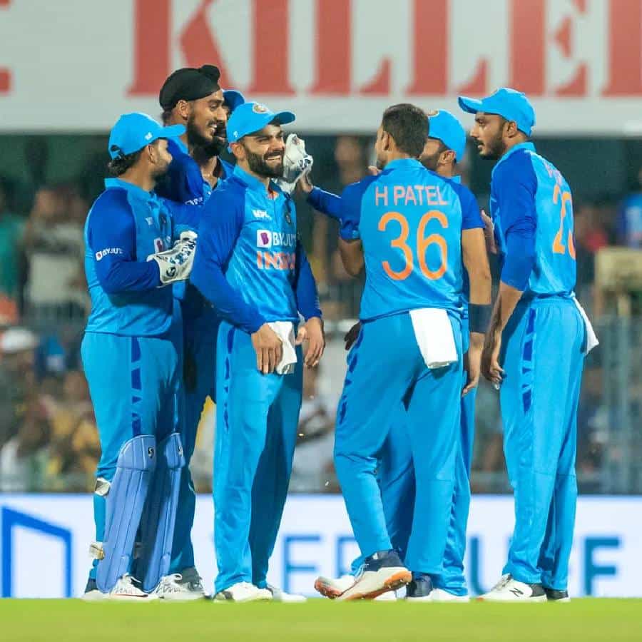 T20 World Cup 2022: ಟಿ20 ವಿಶ್ವಕಪ್ನಲ್ಲಿ ಟೀಮ್ ಇಂಡಿಯಾ ಗೆಲುವಿನೊಂದಿಗೆ ಶುಭಾರಂಭ ಮಾಡಿದೆ. ಪಾಕಿಸ್ತಾನ್ ವಿರುದ್ಧ ರೋಚಕ ಗೆಲುವಿನ ಮೂಲಕ ಟೀಮ್ ಇಂಡಿಯಾ ಮೊದಲ ಪಂದ್ಯವನ್ನು ಗೆದ್ದುಕೊಂಡಿದೆ. ಈ ಗೆಲುವಿನ ಬಳಿಕ ಟೀಮ್ ಇಂಡಿಯಾ ಮ್ಯಾನೇಜ್ಮೆಂಟ್ ತೆಗೆದುಕೊಂಡ ನಿರ್ಧಾರ ಇದೀಗ ಎಲ್ಲರ ಮೆಚ್ಚುಗೆಗೆ ಪಾತ್ರವಾಗಿದೆ.
