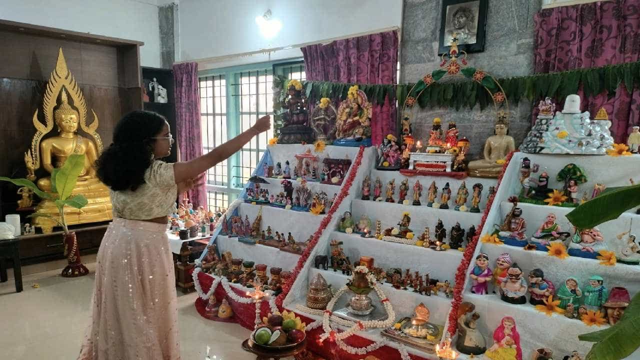 Mysuru Dasara 2022: ದಸರಾ ಸಂಭ್ರಮಕ್ಕೆ ಗೊಂಬೆ ಮೆರುಗು, ನೋಡ ಬನ್ನಿ ಗೊಂಬೆ ಮನೆ Mysuru Dasara 2022: ದಸರಾ ಸಂಭ್ರಮಕ್ಕೆ ಗೊಂಬೆ ಮೆರುಗು, ನೋಡ ಬನ್ನಿ ಗೊಂಬೆ ಮನೆ