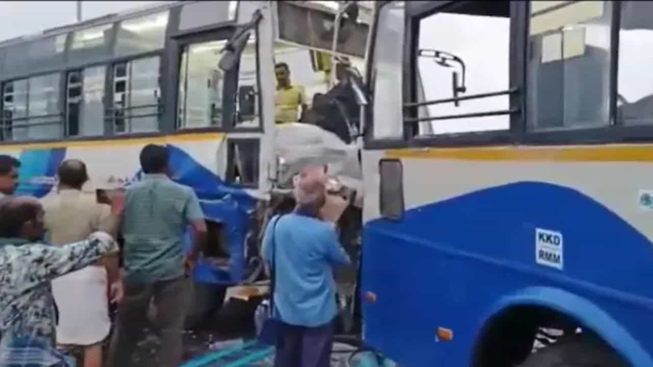 Tamil Nadu: ಪಂಬನ್ ಸೇತುವೆಯ ಮೇಲೆ ಎರಡು ಸರ್ಕಾರಿ ಬಸ್ಸುಗಳು ಡಿಕ್ಕಿ, 6 ಮಂದಿಗೆ ಗಾಯ Tamil Nadu: ಪಂಬನ್ ಸೇತುವೆಯ ಮೇಲೆ ಎರಡು ಸರ್ಕಾರಿ ಬಸ್ಸುಗಳು ಡಿಕ್ಕಿ, 6 ಮಂದಿಗೆ ಗಾಯ