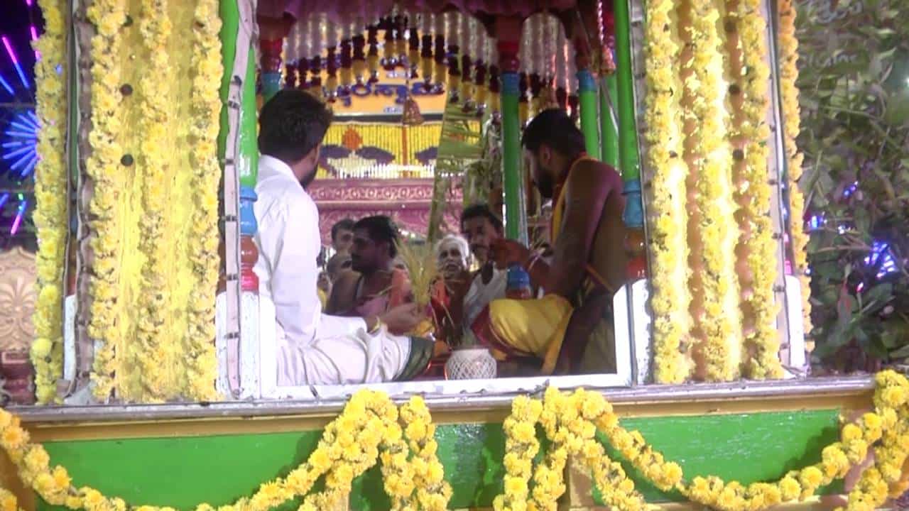 ತಡ ರಾತ್ರಿ ಅದ್ಧೂರಿಯಾಗಿ ನಡೆದ ಹಾಸನಾಂಬೆ, ಸಿದ್ದೇಶ್ವರ ಜಾತ್ರಾ ಮಹೋತ್ಸವ: ಮಧ್ಯಾಹ್ನ 12ಗೆ ಶಾಸ್ತ್ರೋಕ್ತವಾಗಿ ಗರ್ಭಗುಡಿಯ ಬಾಗಿಲು ಬಂದ್ ತಡ ರಾತ್ರಿ ಅದ್ಧೂರಿಯಾಗಿ ನಡೆದ ಹಾಸನಾಂಬೆ, ಸಿದ್ದೇಶ್ವರ ಜಾತ್ರಾ ಮಹೋತ್ಸವ: ಮಧ್ಯಾಹ್ನ 12ಗೆ ಶಾಸ್ತ್ರೋಕ್ತವಾಗಿ ಗರ್ಭಗುಡಿಯ ಬಾಗಿಲು ಬಂದ್